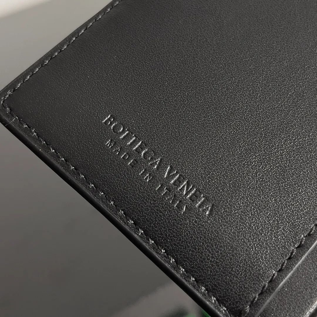 Batch 960 of BOTTEGA VENETA’s new woven small wallets are now shipping! ! ! 🥰🥰Made of carefully selected first-layer sheepskin fabric, this small luxury wallet has an elegant appearance and is also full of practicality. It can store change, driver's license and various cards at the same time. It is so small that it can be put in your pocket and carried with you. It is really convenient [Applause][Applause] Style No.: 667468 Size: 14.5*9.3*2cm